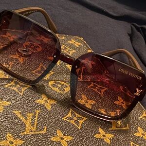 - Louis Vuitton Sunglasses. With cloth & cloth dust bag